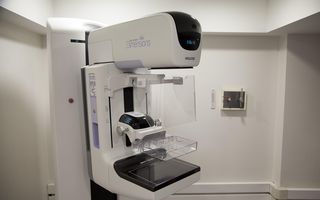 Cum se face mamografia, pas cu pas. Cât durează, cum te pregătești și cât de dureroasă este investigația