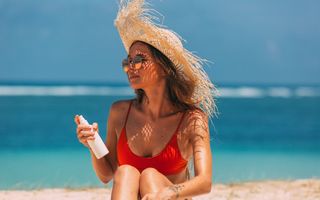 Rutina de îngrijire de 10 minute care îți salvează pielea după o zi la plajă