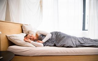 Câte ore trebuie să dormi după 40, 50 și 60 de ani. De ce te trezești mai des pe măsură ce înaintezi în vârstă