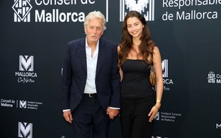 Cât de frumoasă este fiica lui Michael Douglas și a lui Catherine Zeta-Jones! Carys a atras toate privirile la Mallorca