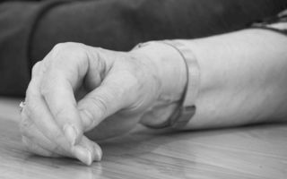 Schimbarea de la nivelul mâinilor care poate anunța osteoporoza. Semnul discret pe care multe femei îl ignoră după menopauză