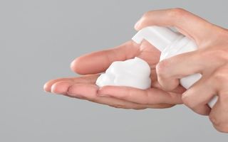 Gel, spumă sau ulei de curățare: prin ce diferă?