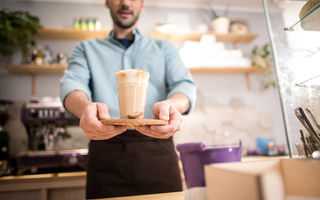 Cafea rece sau cafea fierbinte: care este mai sănătoasă? Diferența pe care puțini o cunosc