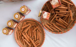 De ce se pune scorțișoară peste gem înainte de a închide borcanul? Trucul bunicilor explicat