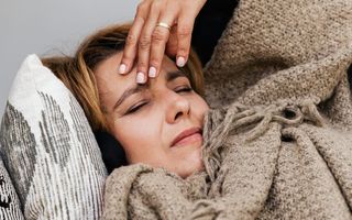 Frisoane fără febră: cauze posibile și când ar trebui să mergi la medic