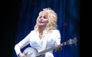 Povestea vieții lui Dolly Parton. De la copilăria în sărăcie, cu 11 frați, la o avere uriașă și statutul de legendă mondială