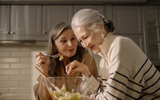 Ce mănâncă oamenii care trăiesc peste 100 de ani. Alimentele care apar cel mai des în dieta centenarilor