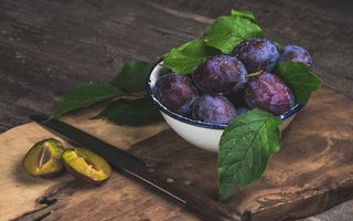 Prune: câte calorii au și cât de bune sunt pentru dietă. Diferența dintre prunele proaspete și cele uscate
