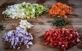 Cum se păstrează cel mai bine zarzavaturile pentru ciorbă peste iarnă. Morcovi, albitură și mixuri de legume care își păstrează gustul