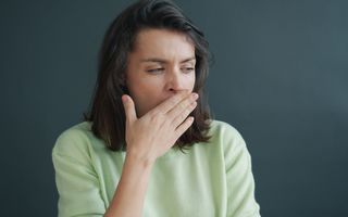 Caști des, deși ai dormit suficient? Ce încearcă să-ți spună organismul și când ar trebui să fii atent