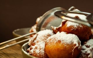 Gogoși cu mere la lingură. Rețeta rapidă, fără frământare și fără timp de dospire