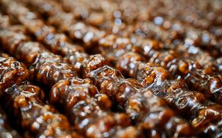 Nuci caramelizate: rețetă rapidă. Crocante, aromate și gata în doar câteva minute