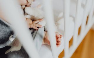 Când patul devine un spațiu comun - ce schimbă cu adevărat proximitatea în somnul bebelușului
