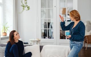 Cum pui limite copiilor adulți fără să te simți vinovată. Ce ai voie să refuzi ca părinte