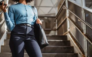 Business Casual: ce înseamnă și cum te îmbraci corect. Ghid complet pentru femei și bărbați