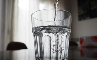 Ce se întâmplă dacă bei prea puțină apă când afară este frig. De ce te poți deshidrata și iarna fără să îți dai seama