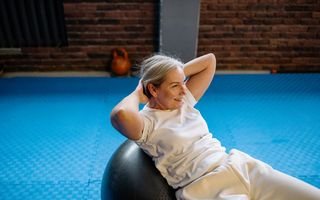Cele mai bune exerciții pentru femeile de peste 50 de ani. Ce mișcări ajută la menținerea masei musculare, a oaselor și a echilibrului