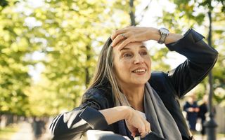 Căderea părului după menopauză: când este normală și când poate ascunde o boală