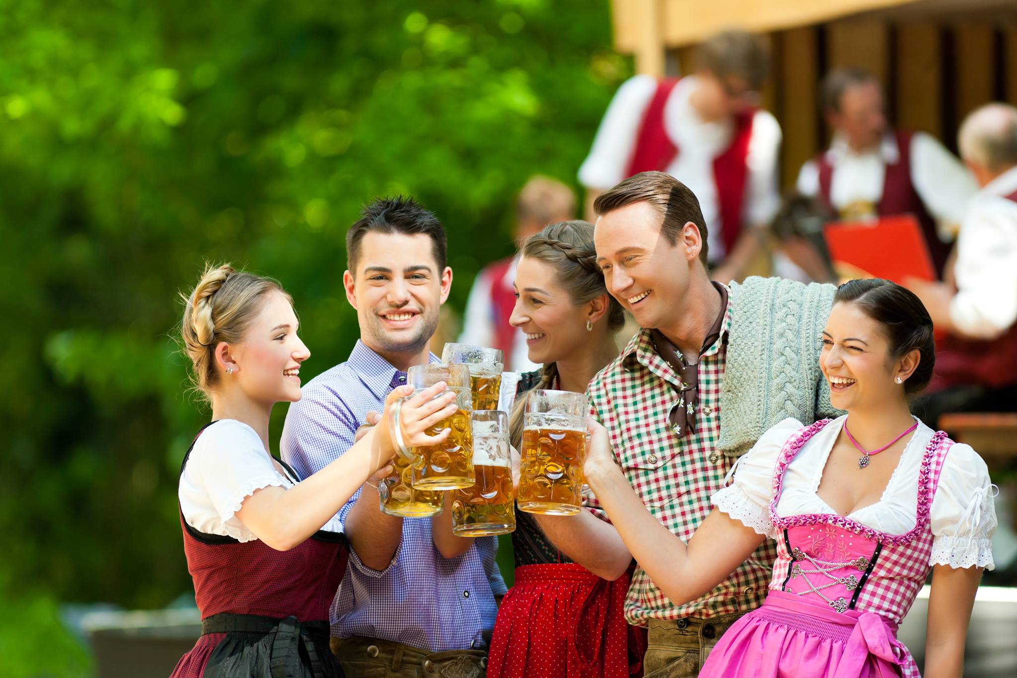 В германии друзья есть. Пивная вечеринка дома. Австрийцы. Друзья пьют пиво фотозона. Баварская любовь.