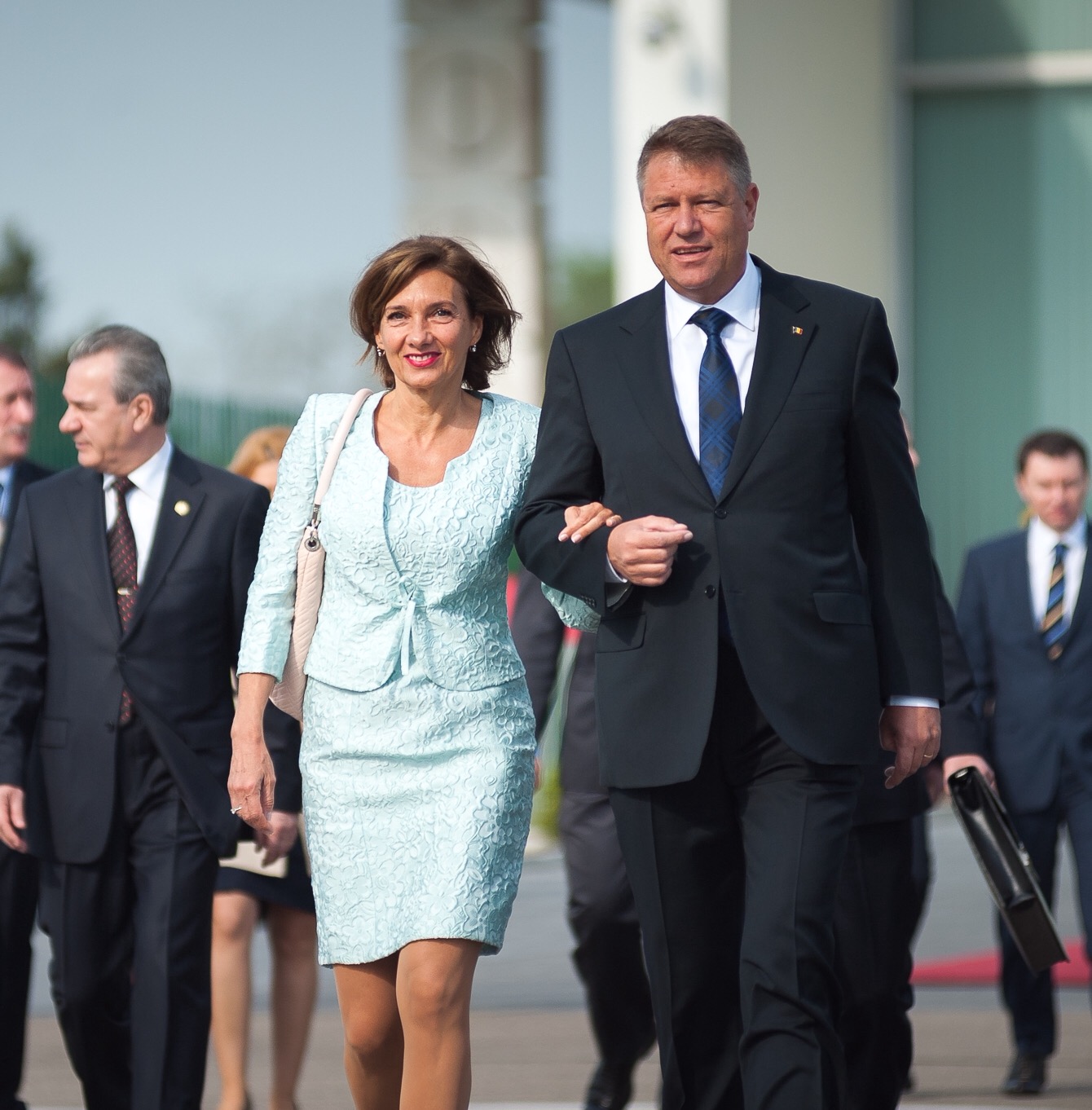 Prima Doamna a Romaniei, Carmen Iohannis, poarta vestimentatii Alexandru Ciucu la ceremoniile oficiale din Romania si de peste hotare