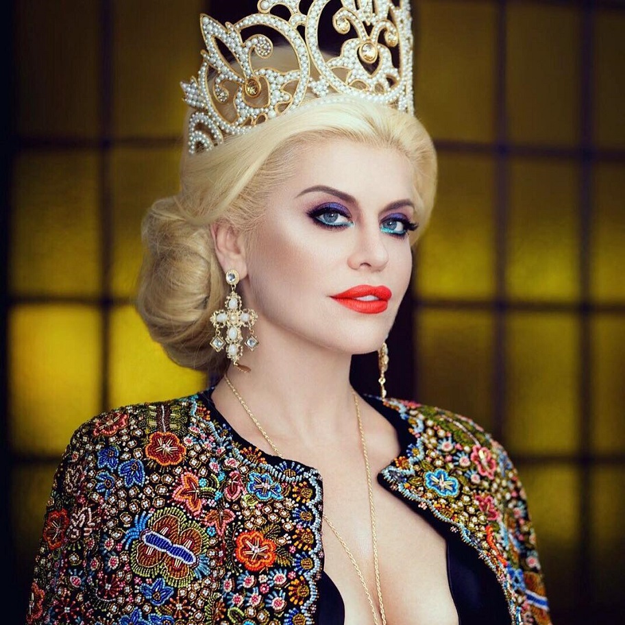 Designerul Dorin Negrau duce colectia „QUEEN - BLOUSE ROMANIAN” pentru vara  2016  la New York Fashion Week