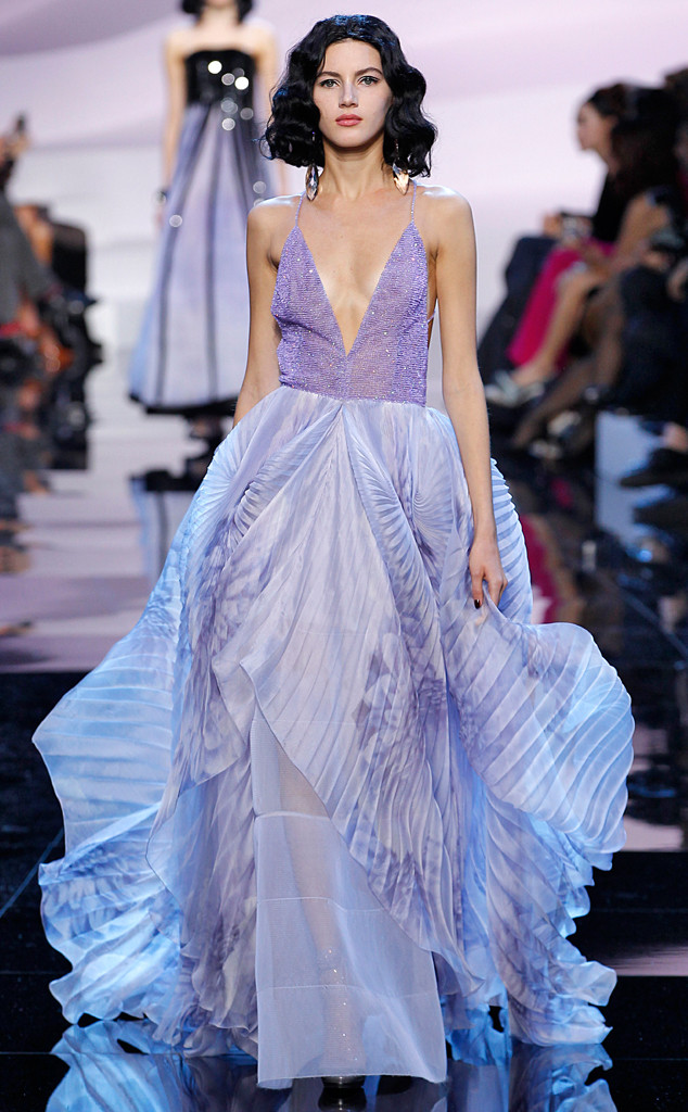 Modă Haute Couture. 50 de ţinute extravagante de la Paris Fashion Week