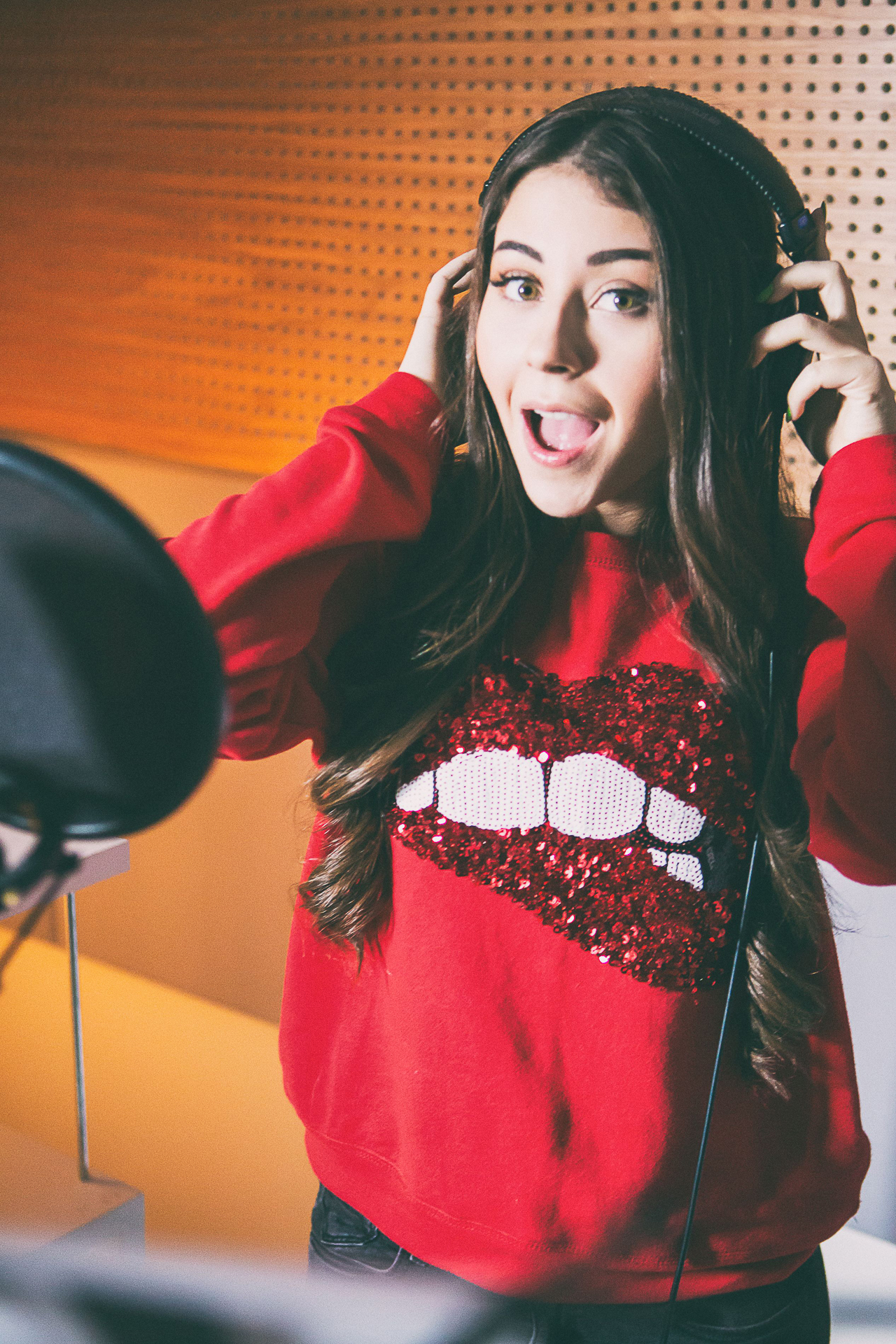 Nicole Cherry Interpretează Coloana Sonoră Din Noul Serial Animat Miraculos Buburuza Si Motan Noir La Disney Channel Romania Divertisment Stiri Eva Ro