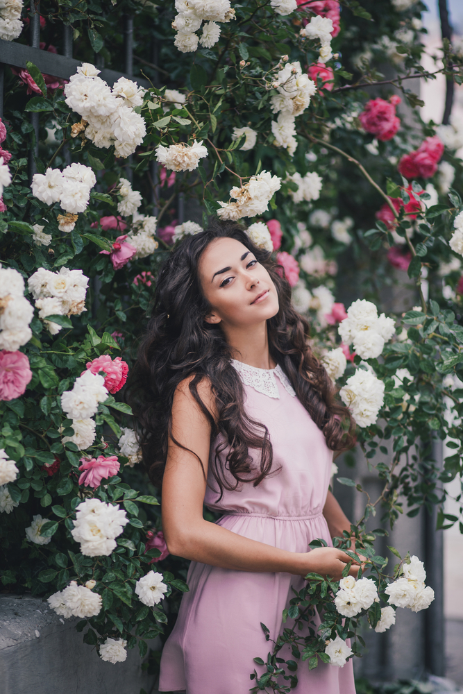 Modă. Rozul pudrat: cum să îl porţi pentru un look diafan şi feminin