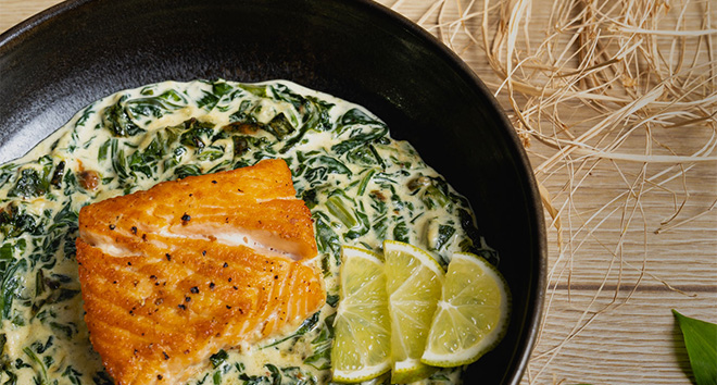 Cea mai bună rețetă de somon cu spanac și leurdă Cea mai bună rețetă de somon cu spanac și leurdă