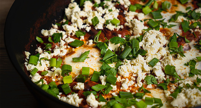 Shakshuka cu fasole neagră și brânză Shakshuka cu fasole neagră și brânză