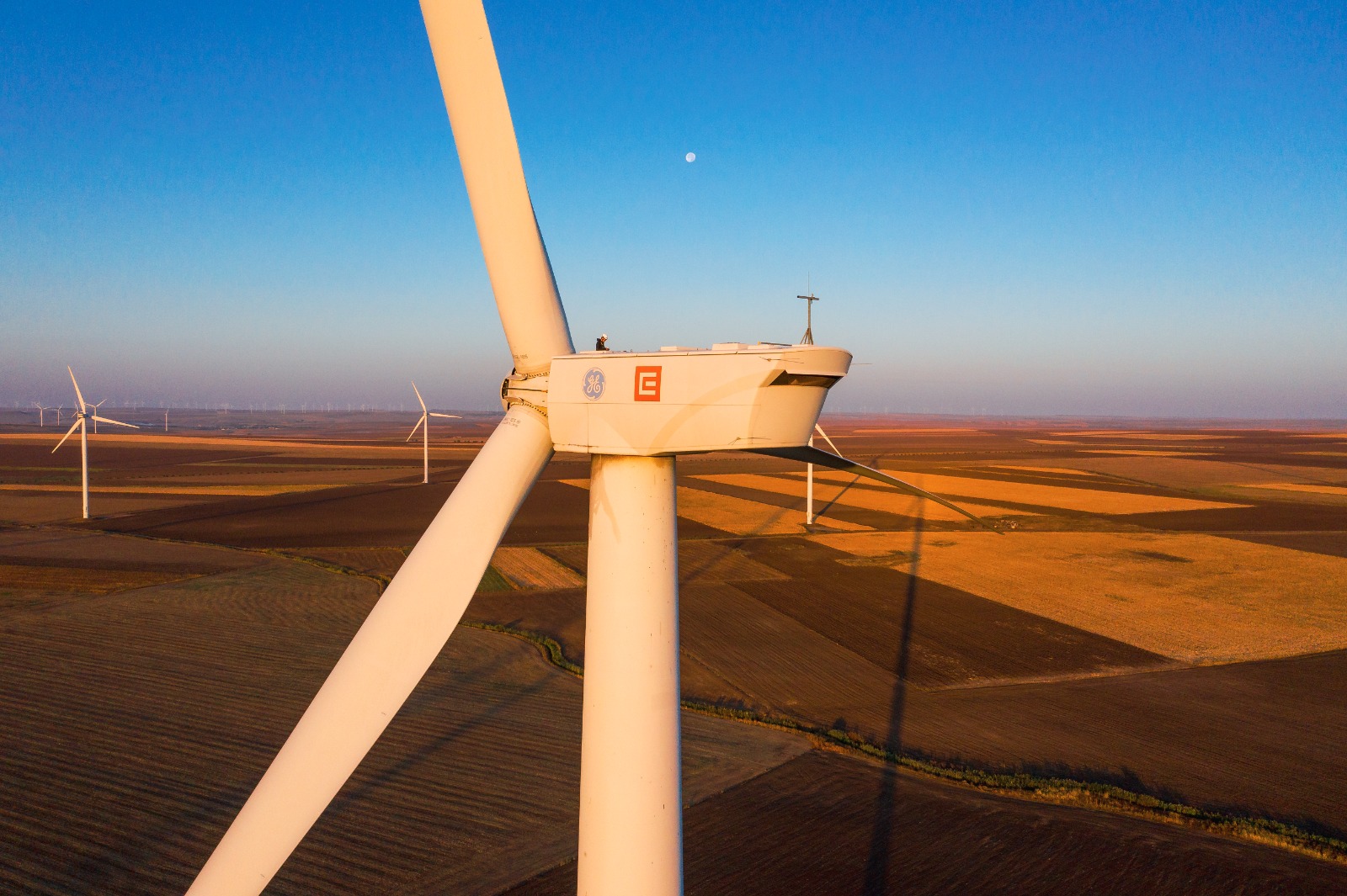 Parcul eolian CEZ, unul dintre cele mai mari din Europa, punct-cheie în traseul Aventour Parcul eolian CEZ, unul dintre cele mai mari din Europa, punct-cheie în traseul Aventour
